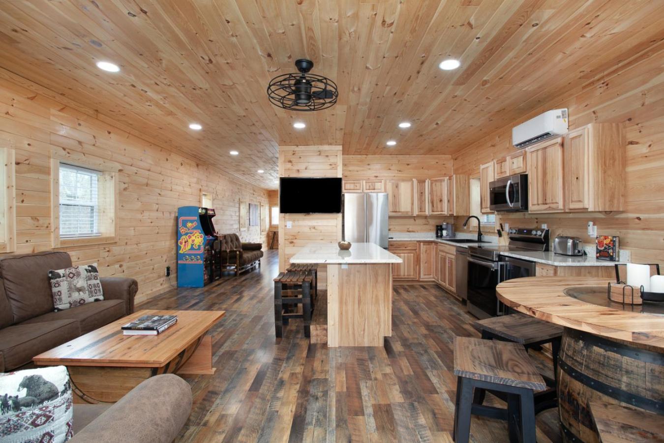 Whiskey Barrel W Hot Tub Arcade Game Fire Pit Villa Sevierville Exterior photo